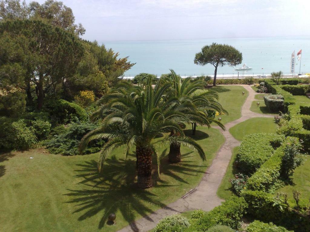 Bel Appartement Les Pieds Dans L'Eau Villeneuve-Loubet Dış mekan fotoğraf